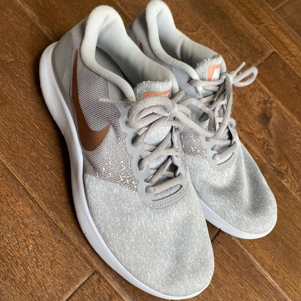 Women’s Nike athletic tennis shoe